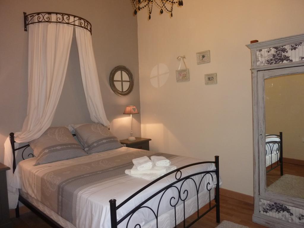 Bed and Breakfast Le Comptoir Des Ecoliers Gemozac Номер фото